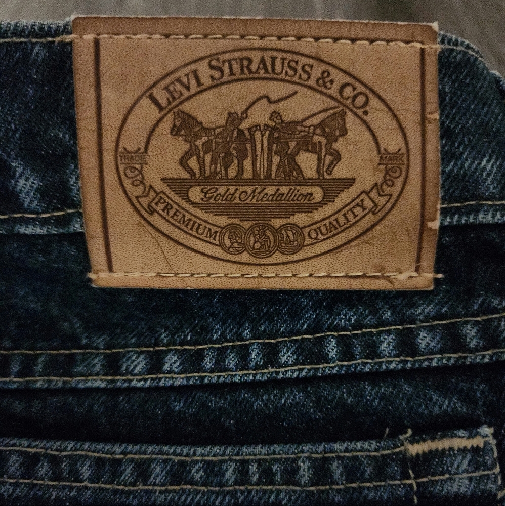 Rare Vintage x Levi Gold Medallion Dark Blue Jean